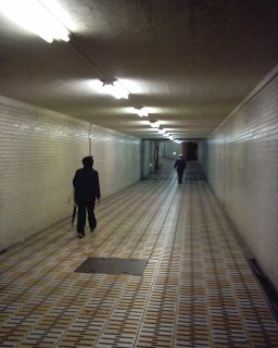 津駅地下道